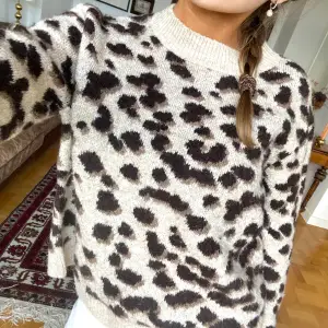Så himla snygg leopardmönstrad stickad tröja från hm, använt några gånger men får tyvärr inte användning för den längre🫶🫶