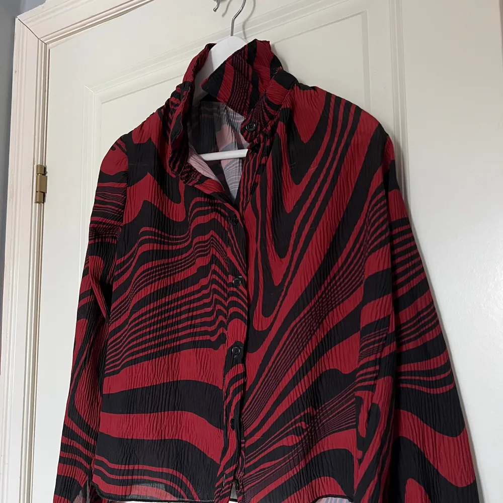 Röd/svart tunn skjorta från Jaded London! Använd fåtal gånger, är i bra skick! . Skjortor.