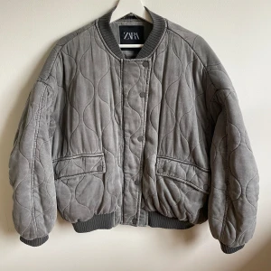 Bomberjacka Zara - Grå vadderad bomberjacka från Zara. Storlek M. Använd fåtal gånger 