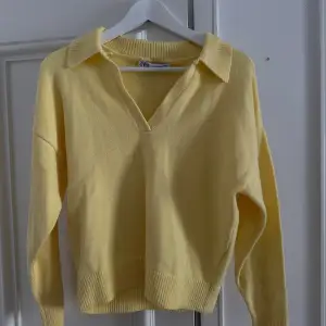 Superfin gul, v-ringad stickad tröja från Zara. Aldrig använd 💛