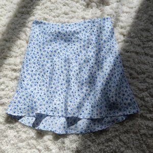 Blommig kjol  - En jättefin kjol som är sparsamt använd och i bra skick!🙌🏻 (Första bilden är lånad)
