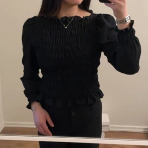 Fin topp - Festlig topp men fina detaljer! Används inte längre, men är i fint skick!