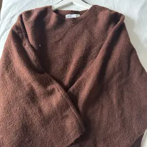 Säljer denna sparsamt använda fina stickade tröja från zara ❤️‍🩹 köparen står för frakten!!