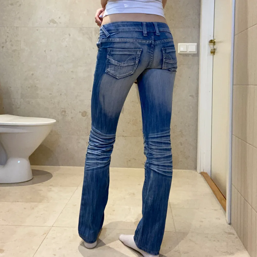 Lågmidjade jeans, fint skick, strl 32, pris går att diskutera, jag är 172. Jeansen längd är 98, innerben 78, midja rakt över 34. Är lite för små för mig som i vanliga fall har storlek 34.💗. Jeans & Byxor.