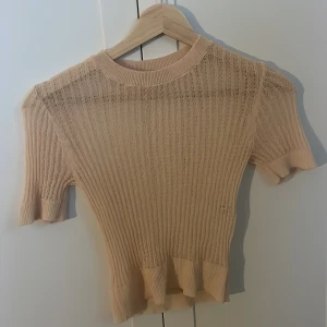 Genomskinlig T-shirt zara - Jötte snygg fest topp fårn zara, den e i färgen beige och är genomskinlig, använt 1 en gång och är som nyskick💓 