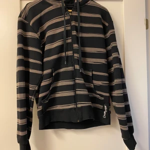 Tröja med dragkedja L - Hoodie/tröja med dragkedjaoch luva stl L. Fint skick. Inga hål eller fläckar. 🌸 Vi tvättar parfymfritt, röker INTE men katt finns i hemmet sedan några veckor tillbaka.