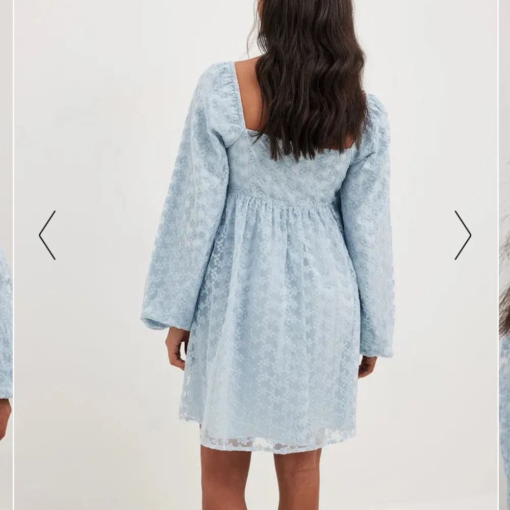 Jättefin blå kort klänning från NA-KD som inte använts än och som fortfarande har prislappen på. Lojsan Wallins kollektion!🩵Säljs pågrund av att den inte kommer till användning 🩵. Klänningar.