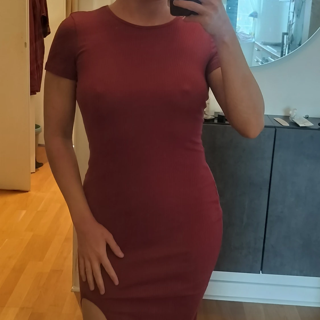 Oanvänd! Vinröd åtsittande vardagsklänning med slits