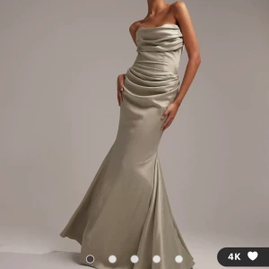 Maxiklänning - ”ASOS DESIGN – Brudtärnor – Salviagrön maxiklänning satin med bandeau-ringning”  Helt oanvänd med prislapp kvar! Slutsåld på hemsidan, )💕