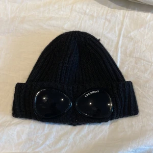 CP Company  mössa - Hallå! Säljer min cp company mössa då jag inte använder den längre. Mössan är i topp skick 10/10.   Hör av er om du har några som helst frågor!  Vid snabb affär lägre pris!  Finns att hämta i Varberg.