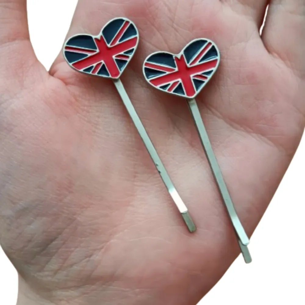 Två par av hårspännen med hjärtan av dem brittiska flaggan. 25 kr för ett par eller 50 kr för båda paren. Kan skicka med brev, frakt blir 18 kr, fri frakt vid köp av 3 eller fler smycken/accessoarer. Accessoarer.