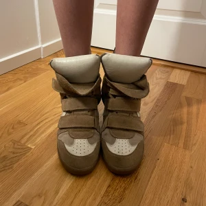 Isabel marant skor  - Säljer mina isabel marant skor i storlek 40, dem är lite slitna inne i skon så märket är nästan borta men använda bara 2 gånger💓