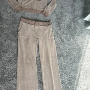 Juicy couture sett  - Man kan köpa det separat med, bra kvalete och har inga fläckar som man inte kan tvätta bort. ❤️