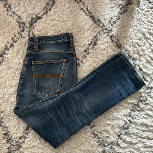 Nudie Jeans - Schyssta Nudie Jeans i mörkblå färg. En defekt vid skrevet men det är igen sytt och inget som syns. Modellen är Grim Tim. Waist 31 och 32 i längd. Kom gärna privat för fler bilder eller frågor🤝🏻 nypris: 1800