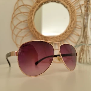 Solglasögon  - Solglasögon med gulddetaljer. Fint skick.