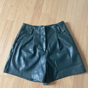 Super fina shorts som ja ej har använt en då ja inye tycker de passar mig  Fin mörk grön färg och de till kommer ett skärpt om man vill ha de