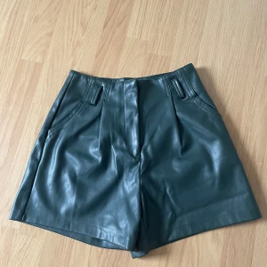 Skinn shorts  - Super fina shorts som ja ej har använt en då ja inye tycker de passar mig  Fin mörk grön färg och de till kommer ett skärpt om man vill ha de