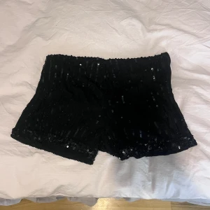Glittriga sjorts - Coola shorts med paljetter från nakd storlek 38 men passar även mig som har 36