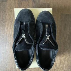 Arigatos laceless zip svart sula - Tjena! Köpte ett par svarta lacless zip som var för små väldigt fint skick 8/10 finns inte och köpa mer! 