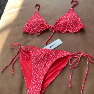 Supersöt NY bikini🍒 - Den perfekta bikinin till sommaren! Aldrig använd pga felköp så tagg + plast kvar på underdelen (tyvärr ingen tag på överdelen). Passar perfekt på någon som har 36! Kan mötas i GBG eller skickas mot frakt💘💘