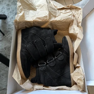 Isabel Marant ”LIKNANDE SKOR”!! - Skor som liknar Isabel Marant!! OBS INTE ÄKTA. Köpta på J shoes, för 1400kr. 