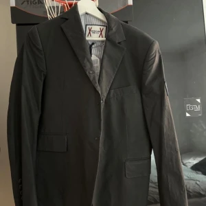 Moncler Gamme Bleu Blazer Jacket - Inköpt ifrån High end Sweden   Säljes pga för liten storlek  Tags finns kvar och knappt använd
