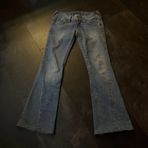 True religion jeans - Köpt här på plick men va för små för mig. De är lowaist och passar stl xs-s. Kontakta mig för mått🫶🏼