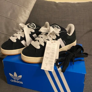 Adidas campus svarta  - Dom var för små för mig så väljer att sälja skorna.   Pris går att diskutera  