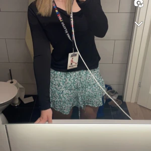 Blommig kjol zara - Blommig lila och vit kjol från Zara, den har inbygggda shorts som inte syns! Var mycket populär och användes förra sommaren flitigt men fint skick :) SÄLJER ALLTSÅ DEN LILA INTE DEN GRÖNA!!  Hade bara ingen lika bra bild
