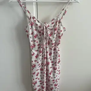 Superfin vit klänning med rosa blommor på, använd någon enstaka gång, mycket fint skick
