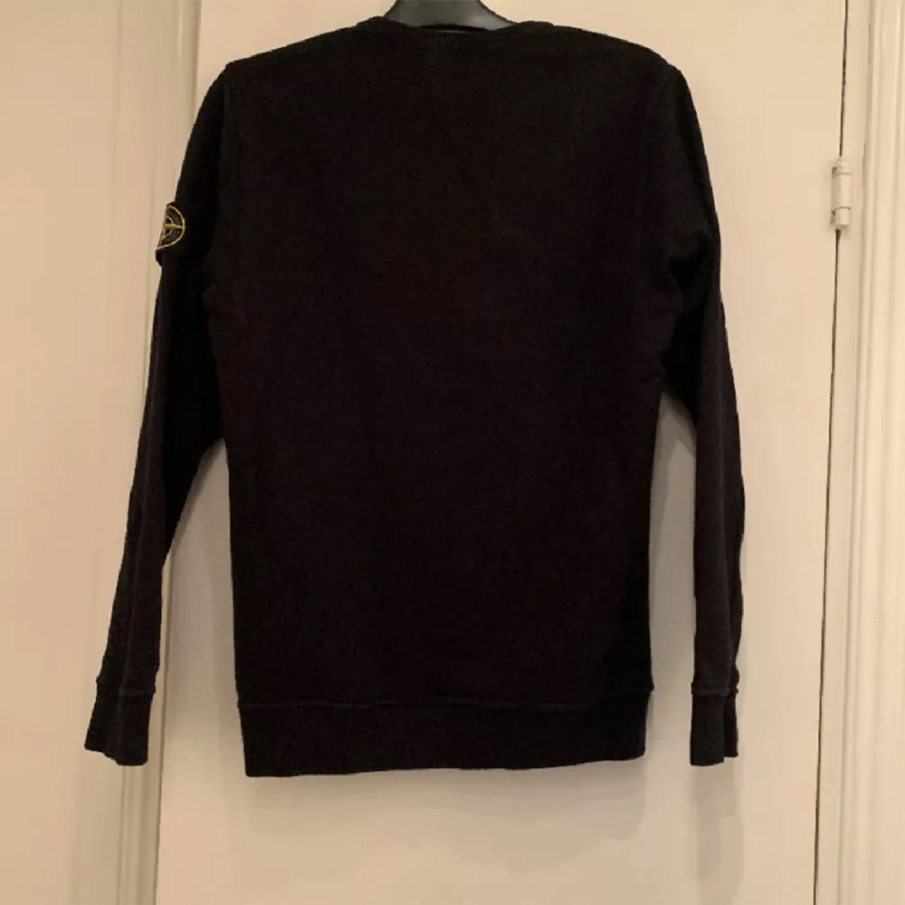 Svart Stone island sweatshirt. Strl: Hyfsat liten M och passar S med.  Bra skick 8/10. Pris: 700   Köpare står för frakt!. Tröjor & Koftor.