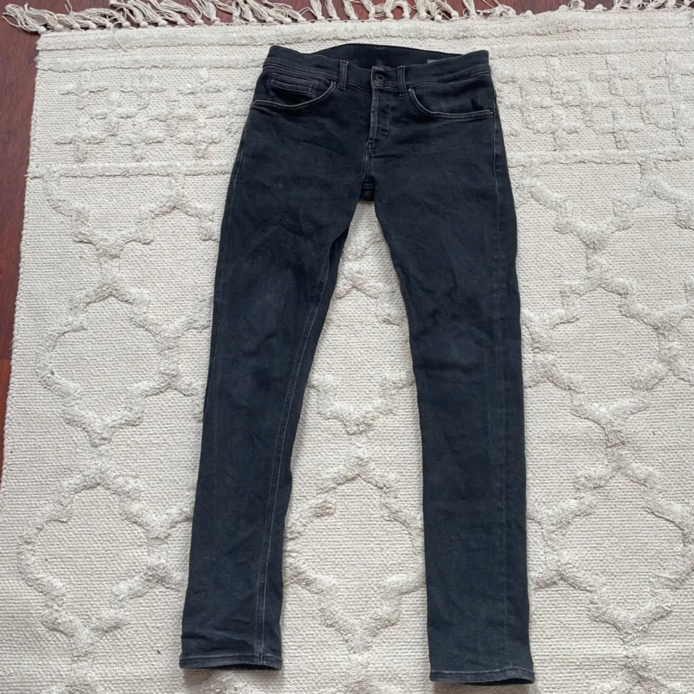 Dondup jeans i modellen George. Mycket bra skick. Endast använda ett fåtal gånger. Passar slim. . Jeans & Byxor.