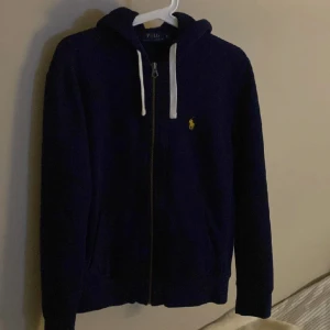 Ralph Lauren zip hoodie  - Nästan helt oanvänd Ralph lauren hoodie navy blue med gul häst😜🙏🏼🐎   Anledning varför jag säljer är då jag växt ur den. Pris kan diskuteras😜😜