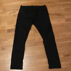 Ett par fräscha svarta jeans från tiger of Sweden, använda ett fåtal gånger.