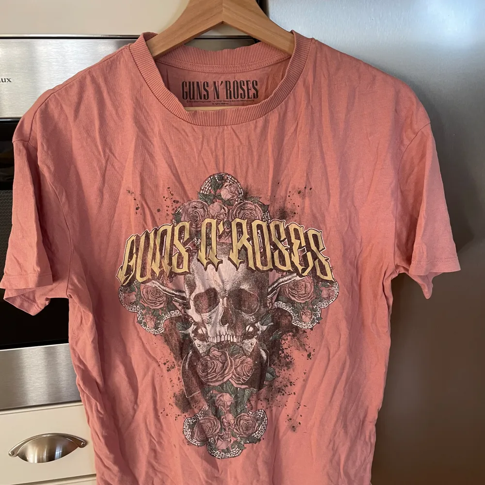 Rosa Guns N’ Roses t-shirt från pull and bear, bra skick. :). T-shirts.