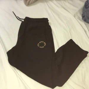 Hugo Boss Byxor - Tja, säljer mina Hugo Boss byxor som är i storlek L fast dom är tvättade mindre så dom sitter som S - M 