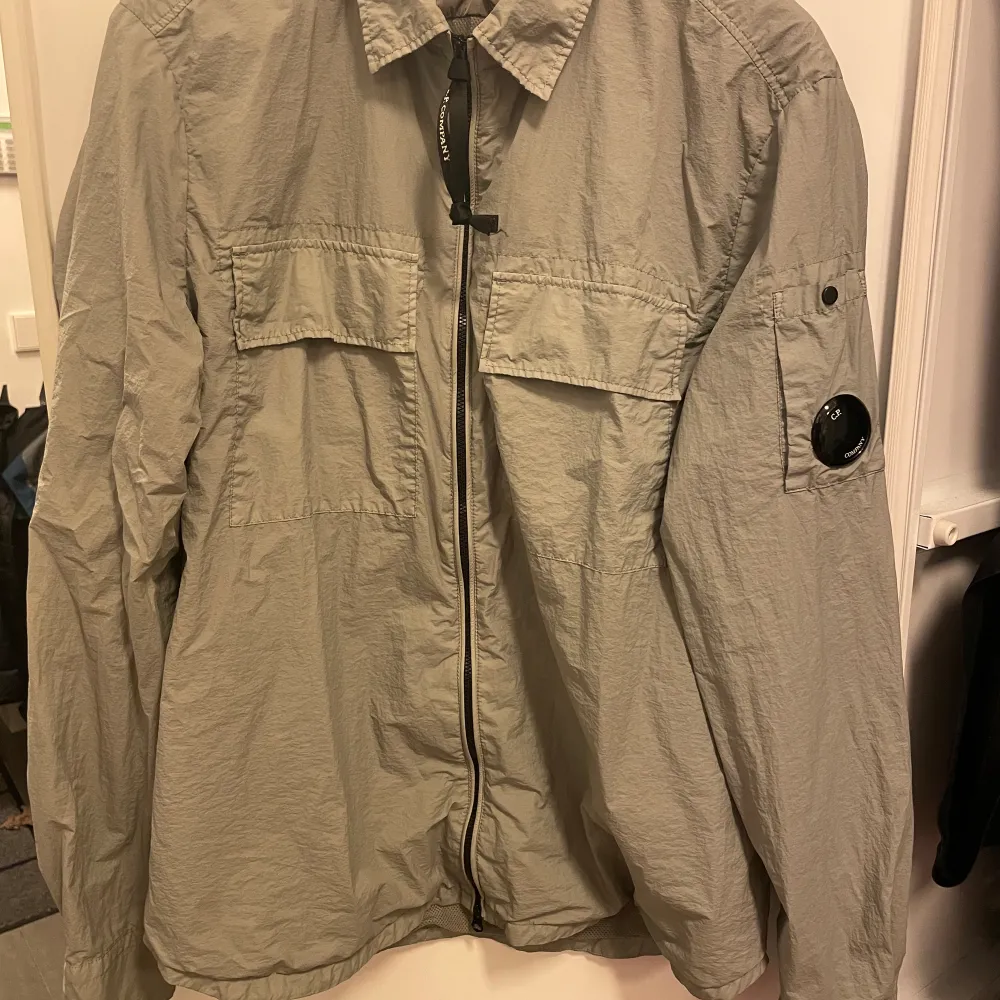 Snygg overshirt, knappt använd, limeterad   Storlek L men passar M då jag har M i alla mina andra jackor  Köpt för 4200   . Jackor.