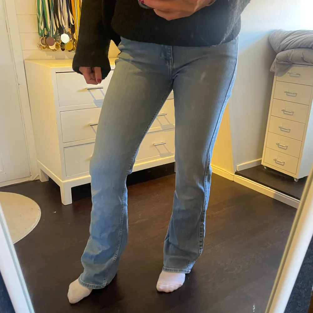 Ljusblå bootcut jeans från Lee. De är min mammas och hon har använt de runt 1 gång. Det står att det är storlek W31 L33, skulle säga att de motsvarar M. . Jeans & Byxor.