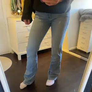 Ljusblå bootcut jeans från Lee. De är min mammas och hon har använt de runt 1 gång. Det står att det är storlek W31 L33, skulle säga att de motsvarar M. 