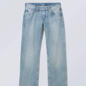 Kollar intresset på mina ”arrow” lågmidjade weekday jeans. Färgen är lite mörkare än den på bilden, strl 26/32. Väldigt bra skick🤍