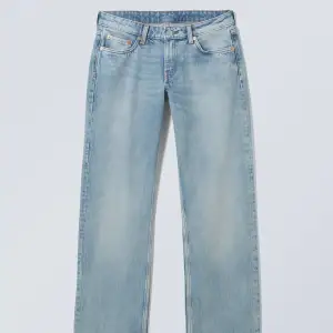 Kollar intresset på mina ”arrow” lågmidjade weekday jeans. Färgen är lite mörkare än den på bilden, strl 26/32. Väldigt bra skick🤍