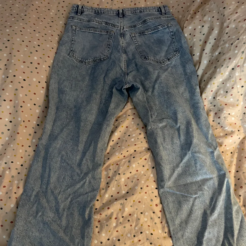 Ljusblåa jeans perfekt till sommaren, lite flared, skönt material, köpt för 249 kr, bra skick. Varför säljer jag de? Försmå, så det tar bara upp massa space i garderoben.. Jeans & Byxor.