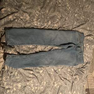 Ett par helt oanvända jeans från Levis i stolek 28/30   Ny pris 1200  Mitt pris 550