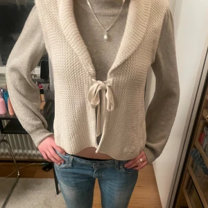 Kortärmad kofta  - Så söt kofta, kommer ej till användning. Har sytt om den från långärmad till kortärmad. ❤️🙌🏼