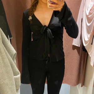 Gina tricot tröja - Säljer denna tröjan då den inte kommer till användning. Använd endast en gång så nyskick! Storlek M men passar mig som vanligtvis har xs/s💓💓💓originalpris 300kr