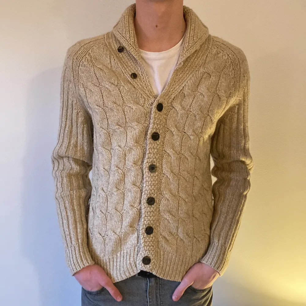 Säljer J.Lindeberg cardigan i merinoull blandning, storlek L men sitter mer som M. 10/10 skick inga defekter och inga tecken på användning. Nypris: 2200kr, Vårt pris: 749kr. Modellen är 190 cm lång. Hör av er vid frågor eller funderingar.. Tröjor & Koftor.