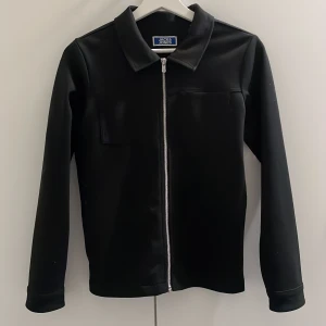 Overshirt xs - Bra skick lite nopprig men bra skick finns ej att köpa längre storleken är XS i barn ungefär 158/164  får många komplimanger  och väldigt många som har velat köpa den priset e inte hugget i sten