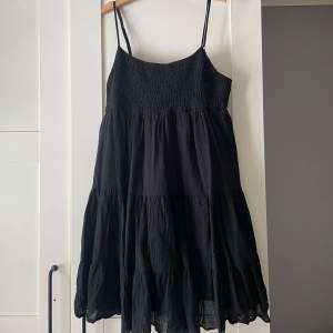 Svart kort klänning från Zara i storlek S. Endast använd fåtal gånger, 100 kr + frakt.