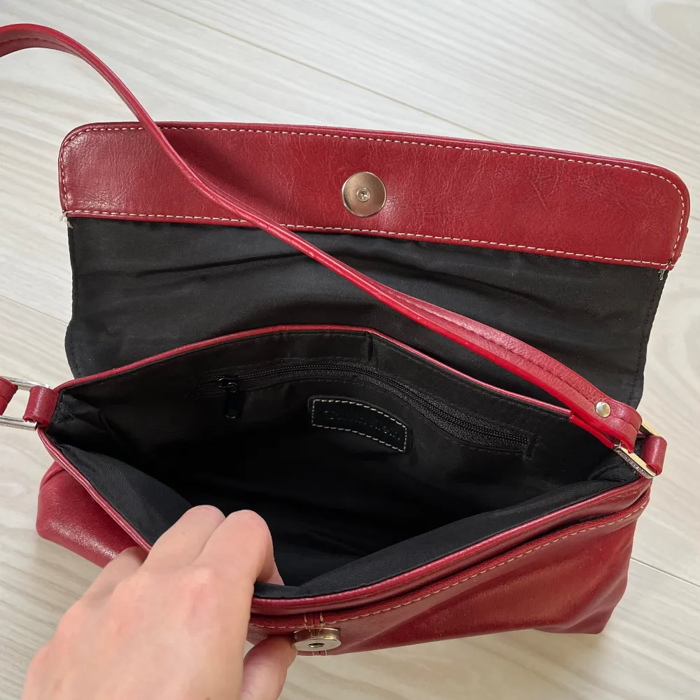 Otrolig röd vintage handväskan från Calvin Klein, har några skavanker se bild.  . Väskor.