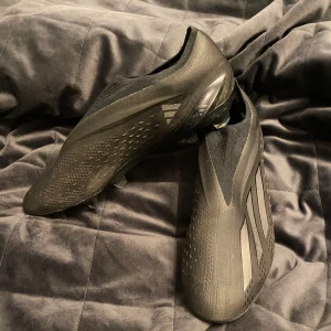 Fotbollsskor adidas  - Adidas X, storlek 41 1/3, passar för både konstgräs och gräs    Kom med bud 